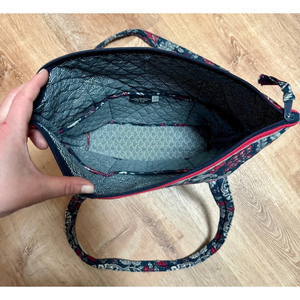 Quilted Floral Tote Bag Red Navy Blue White Zippered‎ Top Pockets